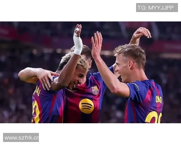 巴萨重返诺坎普进行公开训练球员教练齐聚合影留念展现团队精神